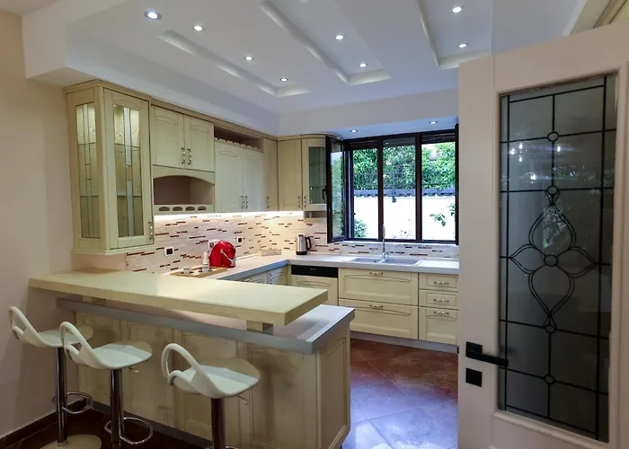 Private With Garden And Comfort - Close To Center 别墅 *